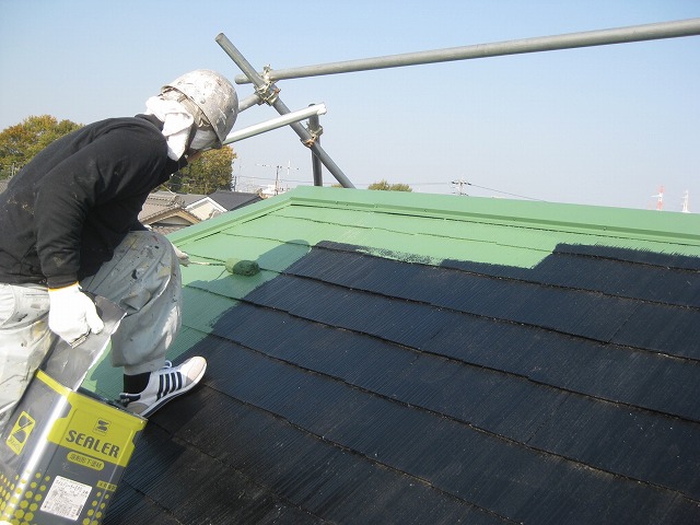 シーラーの上から上塗り材を塗る